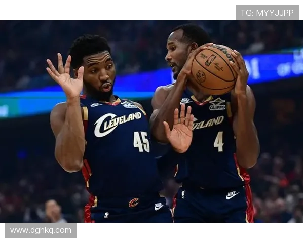 米切尔半场表现平平仅得13分3助攻失误和犯规影响发挥